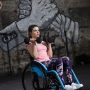 Ćwiczenia z hantlami na wózku inwalidzki Trigo